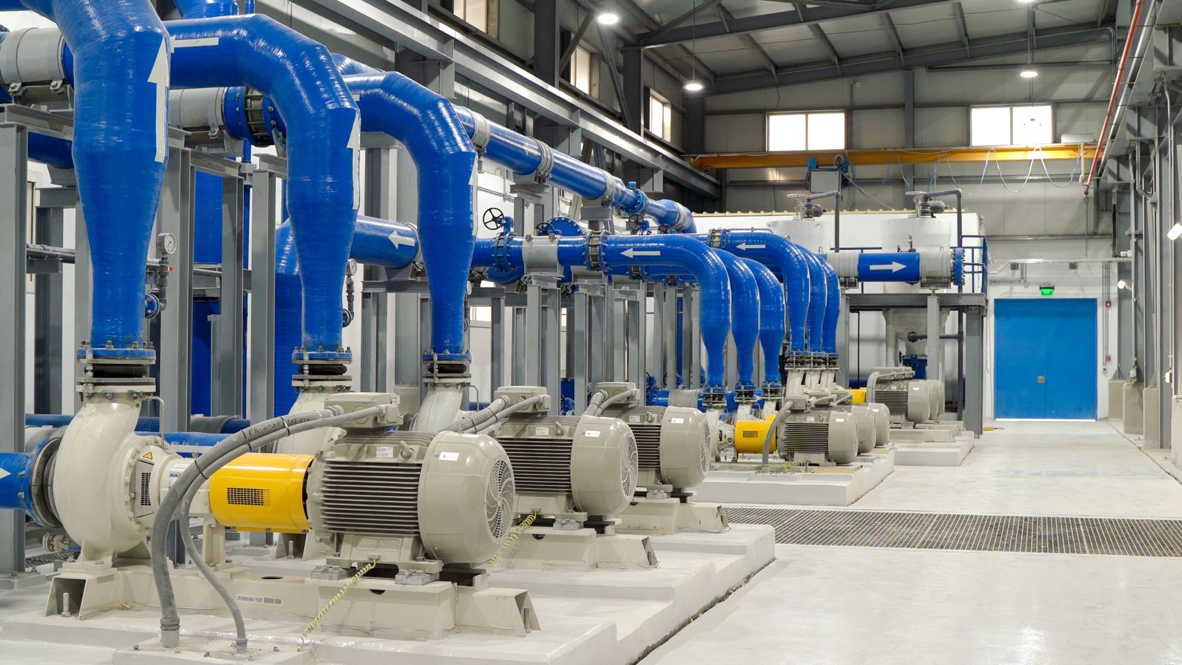 Locale tecnico con pompe e tubazioni per stazione di pompaggio